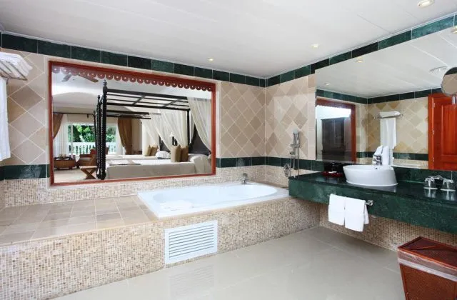 Luxury Bahia Principe Cayo Levantado Suite bathroom